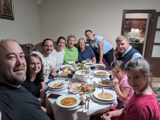 Wir freuen uns über die herzliche Gastfreundschaft, mit der uns Ivan K., Kamila und ihre Freunde empfangen.
