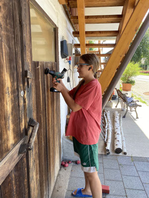 Die beiden halfen tatkräftig, das Haus neu zu streichen.