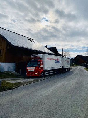 Im Innerdorf wird wieder einmal Material per LKW angeliefert.