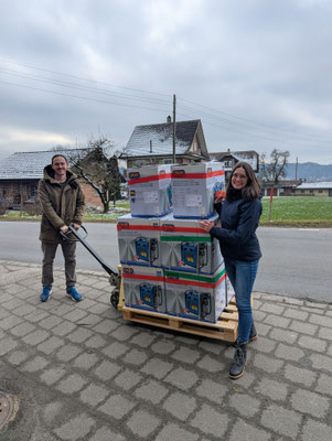 Severin und Corina versorgen die Stromgeneratoren, welche auf der nächsten Fahrt mitgebracht werden.