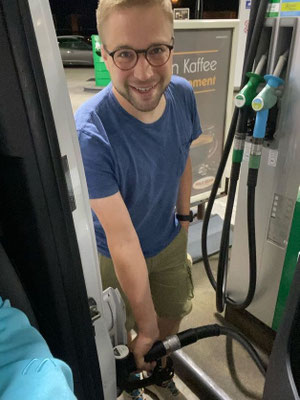 Lucas übernimmt den Part des Tankwarts.