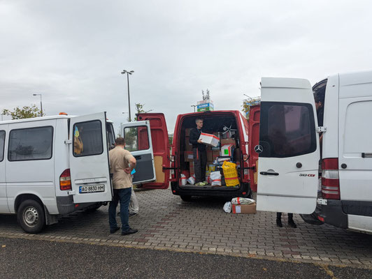 Zum Glück gab's nur leichten Nieselregen während dem Umladen.