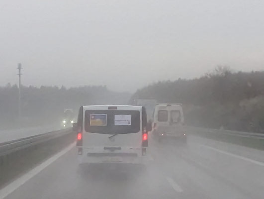 Wie schon so oft beginnt die Fahrt auch diesmal wieder mit Regenwetter und super Sichtverhältnissen.