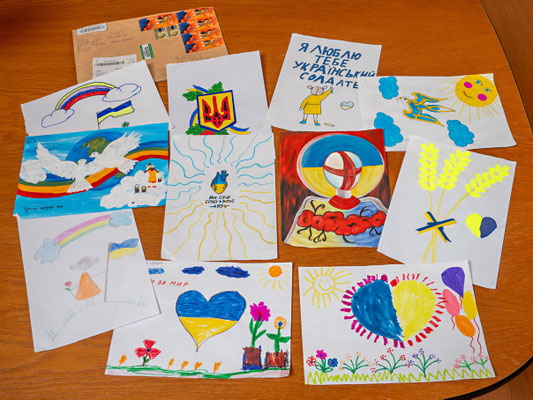 Die Kinder seiner Gemeinde haben Zeichnungen gemacht und einen herzergreifenden Brief geschrieben, dass die Geschenke, die sie im letzten Jahr von uns erhalten haben, für sie sehr viel bedeuten.