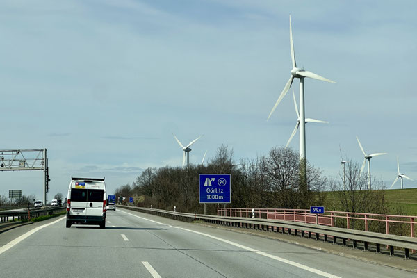 Wähernd das Wetter in der Schweiz nass und kalt ist, erlebt das Fahrerteam noch einmal strahlend schönes Frühlingswetter.