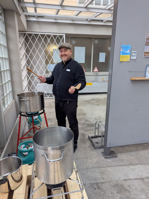 ... aus dem Ivan dann für die Ausstellungsbesucher eine leckere Borschtsch (typisch ukrainische Suppe) kocht.