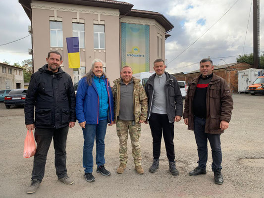 Militärkaplan Kolja (Mitte) hat sich freiwillig beim Militär gemeldet, um den Soldaten beizustehen. Er ist an der Front bei den Soldaten und in den Dörfern unterwegs. Unbewaffnete Sanitäter und Geistliche sind bevorzugte Ziele der russischen Armee.