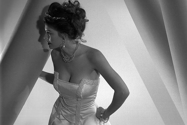 Wedding gown pause