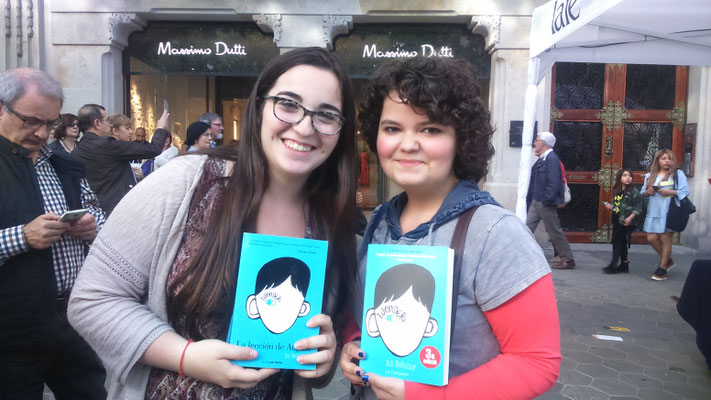 La booktuber Paula (@PaulaLizzie303) i jo esperant a R.J.Palacio #hype