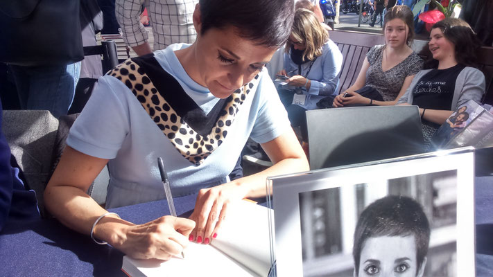 Gemma Ruiz signant