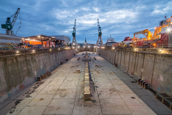 Ein Trockendock bei Abenddämmerung