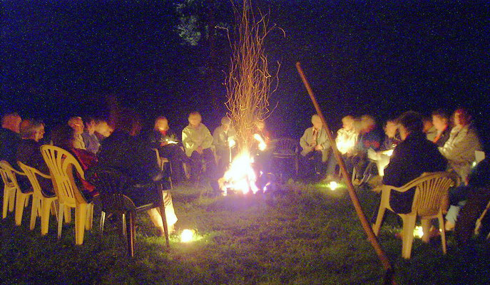 Ein herrlicher Abend. Eine sangesfreudige Sängerrunde wird begleitet von einer Gitarre und mehreren Mundharmonikas