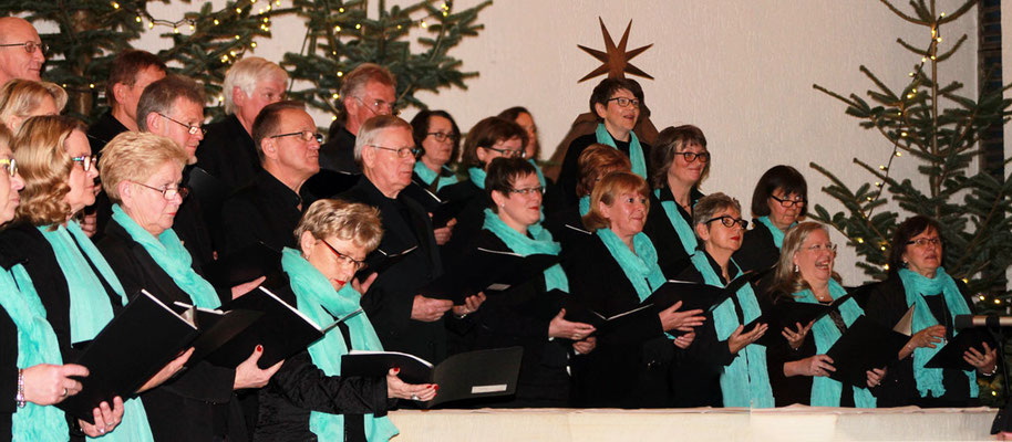 Chormitglieder singen in St. Marien das Adventskonzert