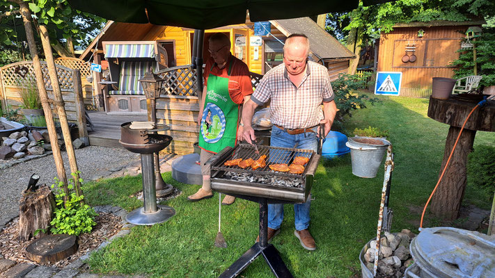 Gerd und Heinz haben die beiden Grill schon angeworfen