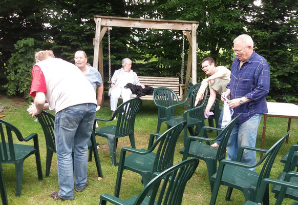 Am Vormittag bereiten einige Chormitglieder alles für das Sommerfest vor