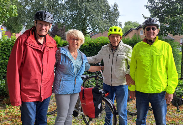 Die Radler treffen sich an der Sängerlinde für eine kleine Runde ...