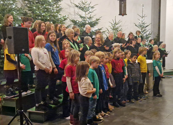 Die Mitgliedler aller Chöre singen das Schlusslied
