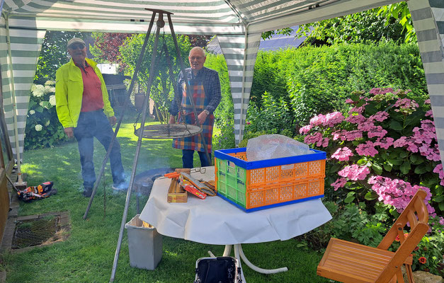 Gerd hat den Grill schon angeworfen und leckeres Fleisch gegrillt