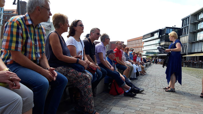 Die Besucher bei der Stadtführung ...