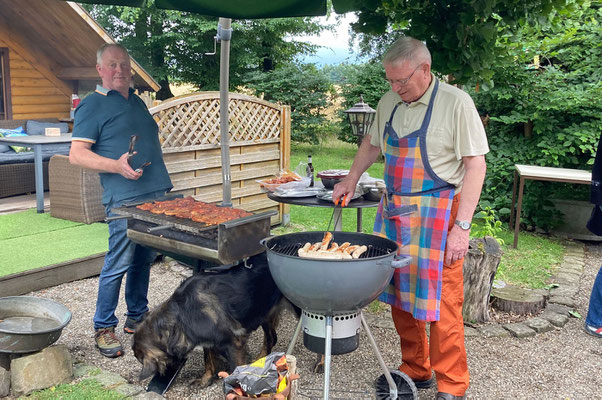 bereiten leckere Steaks 