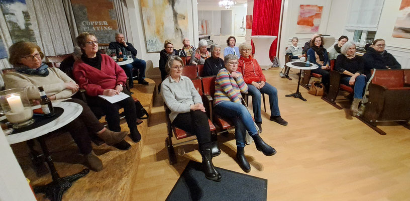 Die Chormitglieder hören dem Vorstand zu