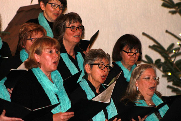 Chormitglieder singen in St. Marien das Adventskonzert