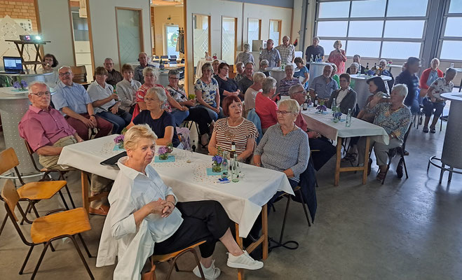 Die Besucher und Mitsinger ...