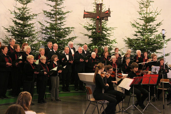 Die Chorgemeinschaft '82, begleitet von den Streichern und Constanze Kästner - Querflöte