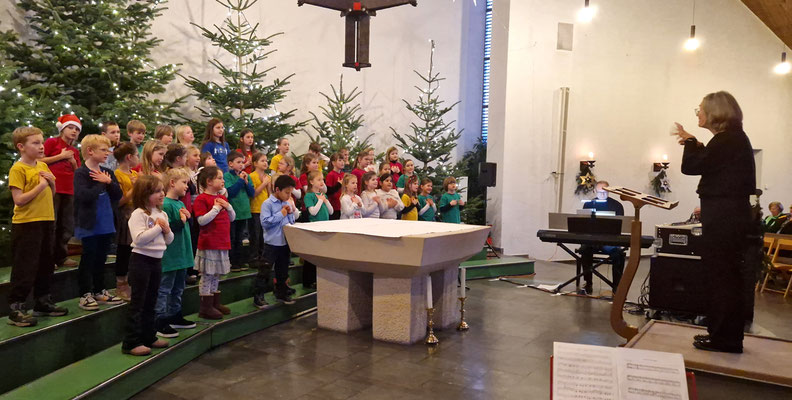 Der Kinderchor der Ludgerischule Lüdinghausen unter der Leitung von Sigrid Hartmann