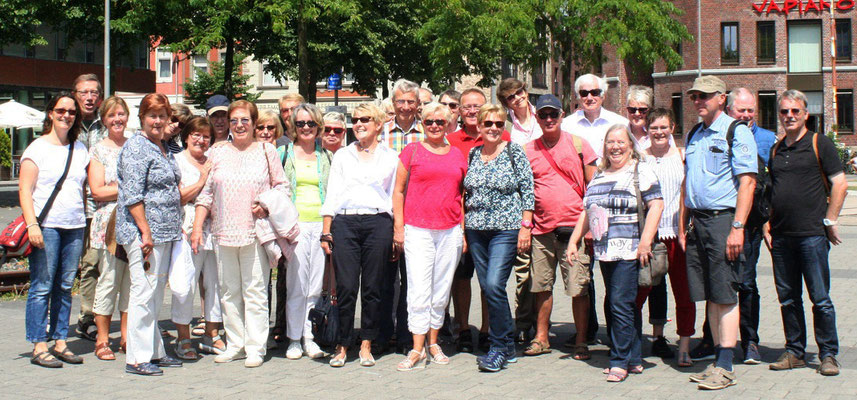 Die Besucher stellen sich zu einem Gruppenfoto