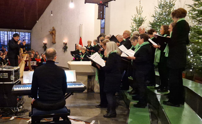 Der Chor '82 mit der Chorleiterin Irina Tseytlina und dem Konzertpianisten Johannes Freiburg