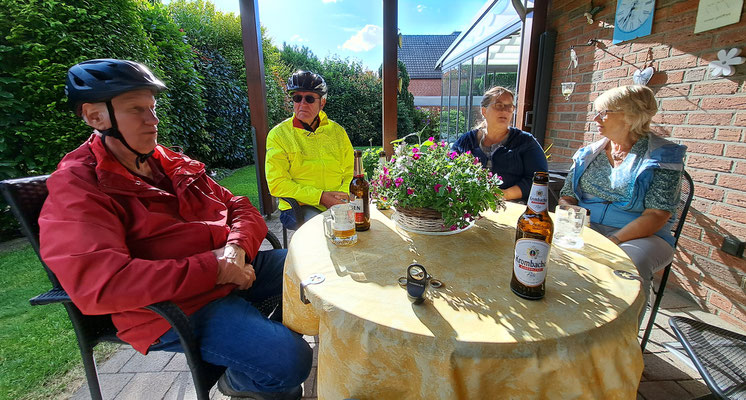 ... vorbei bei Marlis + Peter, am Kanal entlang und dann zu Bärbel + Hubert