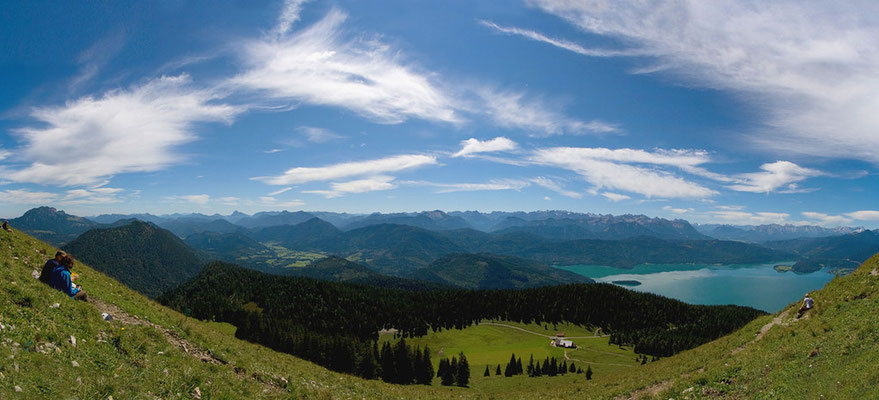 Blick vom Gipfel des Jochberg auf den Walchensee