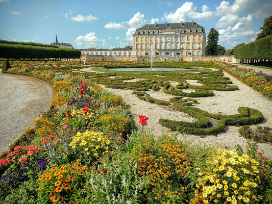 O parque do palácio Augustusburg em Brühl perto de Colônia