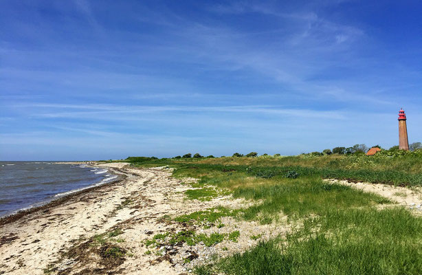 Praia e farol na ilha de Fehmarn na costa do Mar Báltico