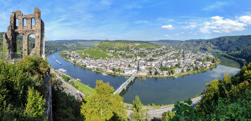 Vista da ruina do Castelo Grevenburg a Traben-Trarbach no Vale do Rio Mosela