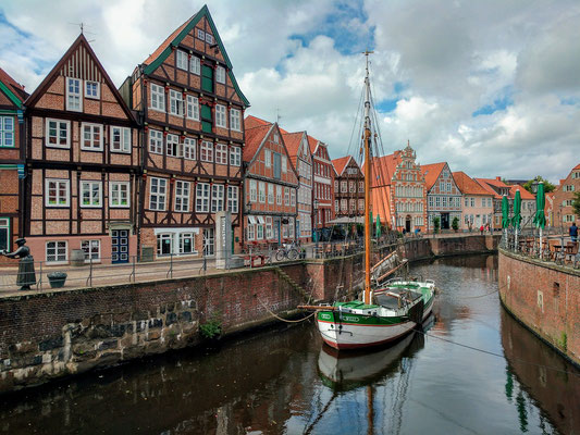 O velho porto da acolhedora cidadezinha de Stade perto de Hamburgo