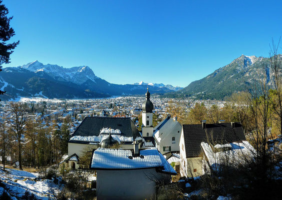 A cidadezinha de Garmisch-Partenkirchen ao pé do montanha mais alta da Alemanha, a Zugspitze