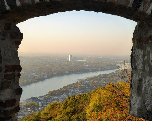 Vista de la ruina del castillo Drachenfels sobre el Rin y la ciudad de Bonn