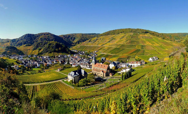 O vilarejo de Mayschoß na região de vinhos do vale do rio Ahr perto de Bona