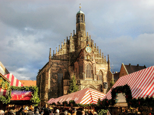 Igreja da Nossa Senhora de Nuremberga durante o famoso mercado de natal ("Christkindlesmarkt")
