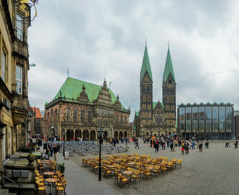 A praça principal de Bremen com a antiga prefeitura e a catedral