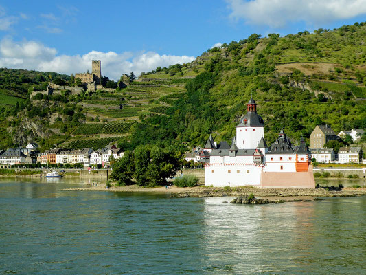Vista ao imponente castelo Pfalzgrafenstein e á cidadezinha Kaub com seu castelo Gutenfels