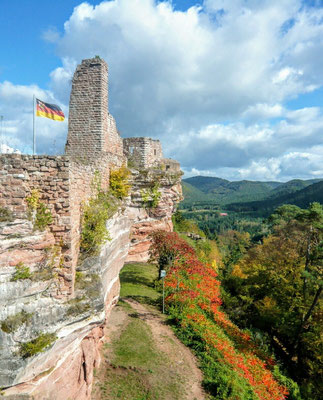A ruina do castelo Dahn na região do Pfälzerwald perto da fronteira francesa
