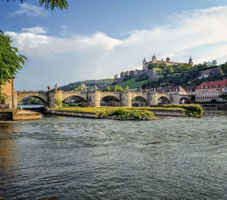 Velha ponte do rio Meno em Wurtzburgo