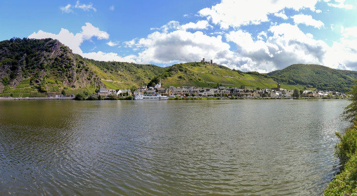 Vista do vilarejo de Alken no outro lado do Rio Mosela
