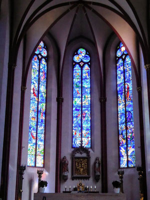 As janelas projetadas pelo artista Mark Chagall na igreja de San Esteban