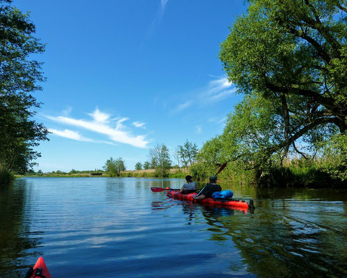 Remando no pacífico rio Peene na região da Pomerânia