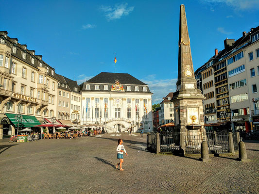 Plaza del Mercado de Bonn con el antiguo ayuntamiento