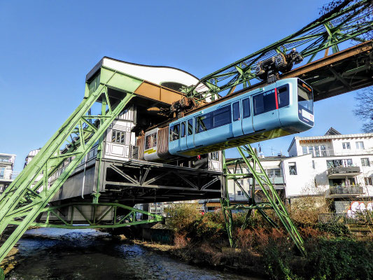 Estação Werther Brücke do "Wuppertaler Schwebebahn"
